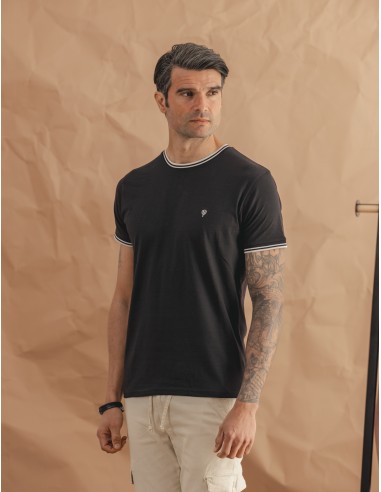 CAMISETA NEGRA BÁSICA RIBETE